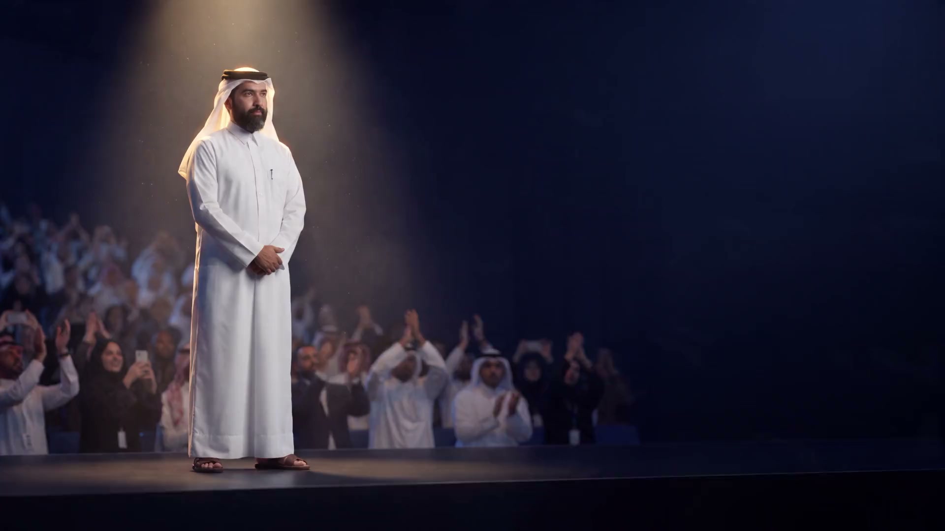 د. بدر الهاجري على مسرح مؤتمرات يستقبل الحضور